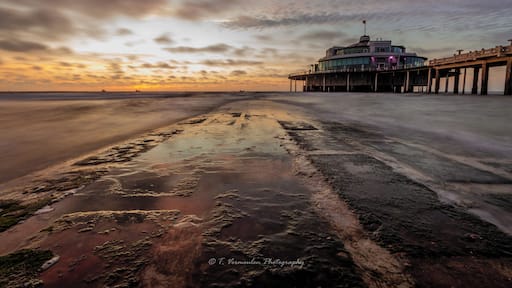 Golden hour at the Belgian coast can be so beautiful. This time with a view on the famous Pier of Blankenberge!