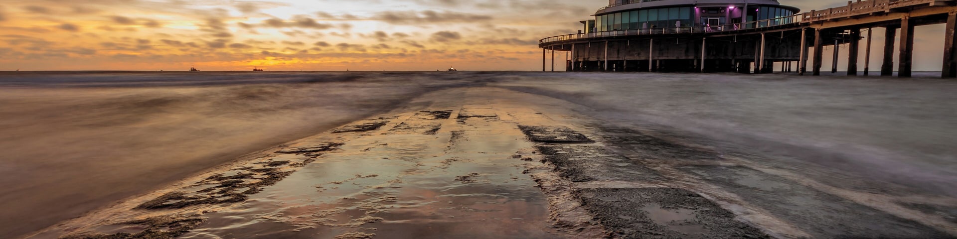 Golden hour at the Belgian coast can be so beautiful. This time with a view on the famous Pier of Blankenberge!