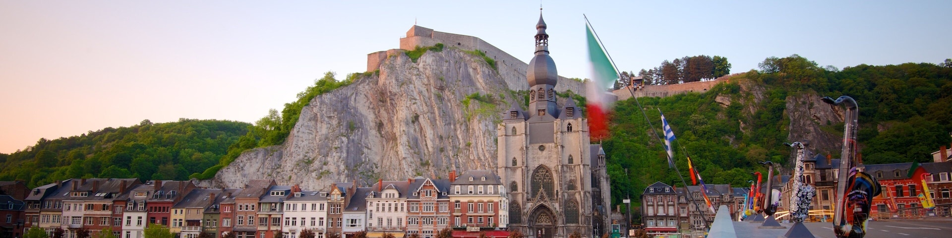 Dinant ofreciendo una ciudad costera, elementos religiosos y un río o arroyo