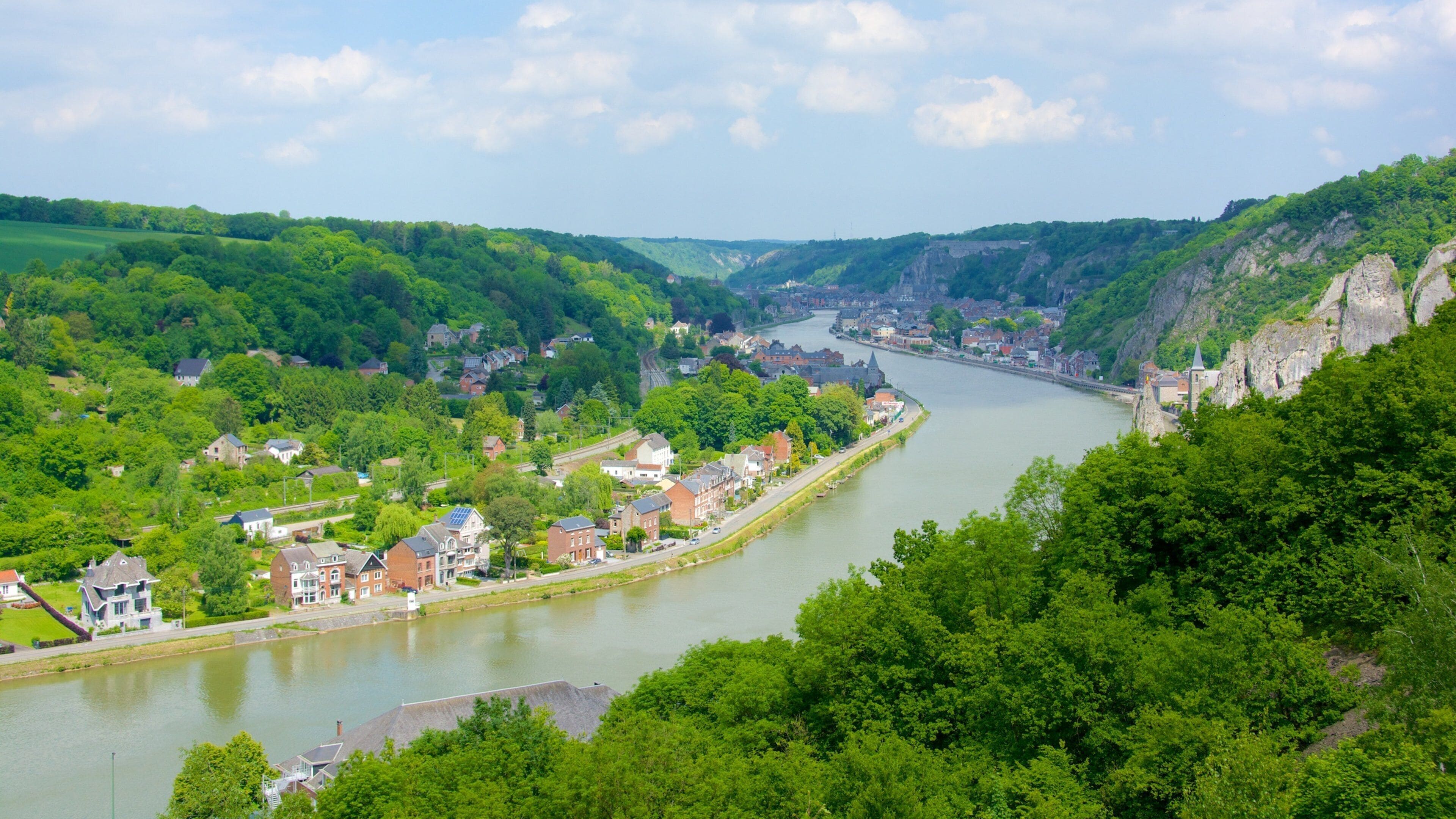 Dinant som inkluderer elv eller bekk