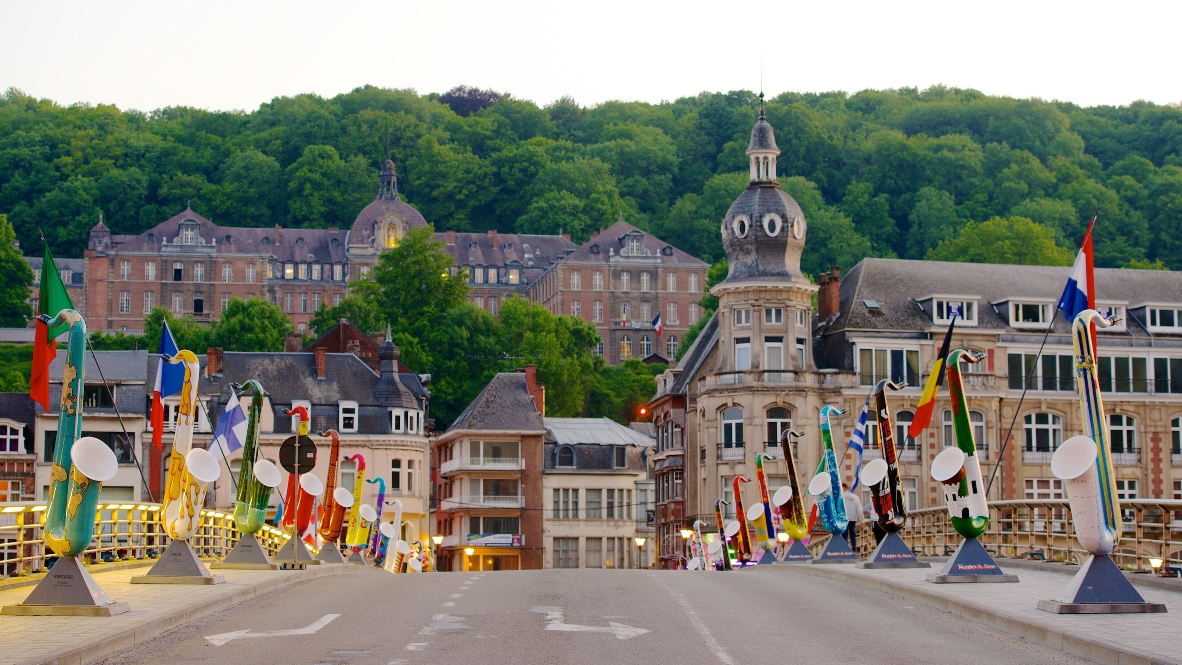 Dinant showing outdoor art, street scenes and a small town or village
