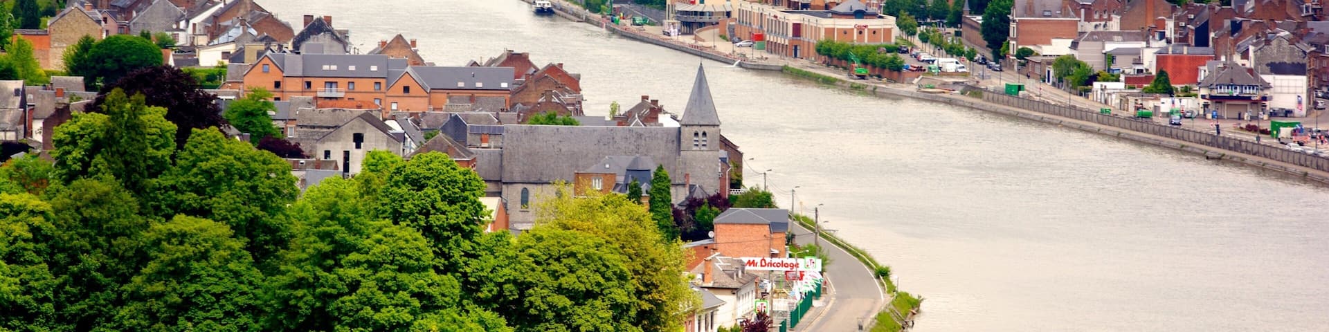 Ardennes belges montrant riviĂšre ou ruisseau et petite ville ou village