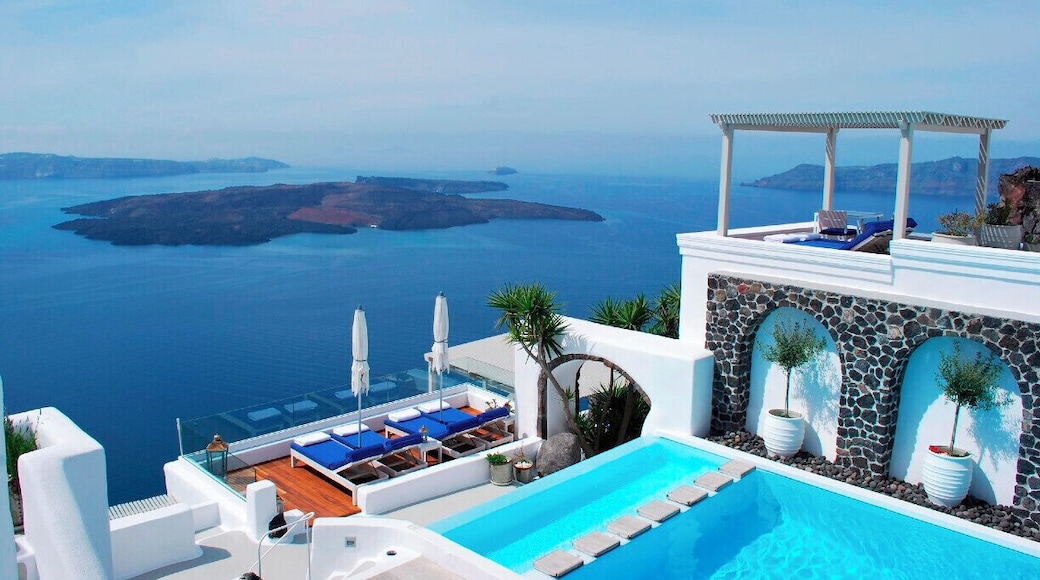 The amazing views from the Iconic Santorini, boutique cave hotel. There are no words to explain how romantic, peaceful and beautiful this location and property is. True luxury with Greek style and hospitality. A lovely location for any wedding, honeymoon or special occassion. #architecture #alwatsbehoneymooning #MantisGroup