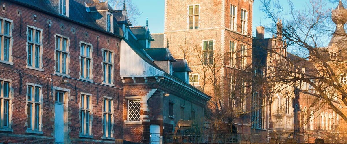 In Winter, the low afternoon sun lights this castle long the river Dijle. Great place to test my first 10 stop filter.