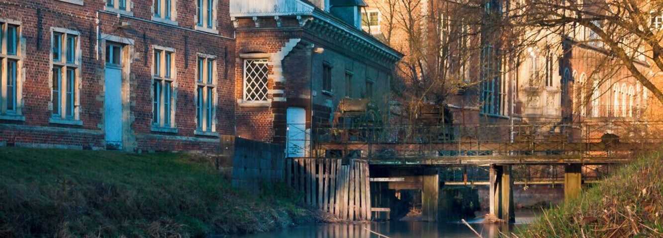 In Winter, the low afternoon sun lights this castle long the river Dijle. Great place to test my first 10 stop filter.