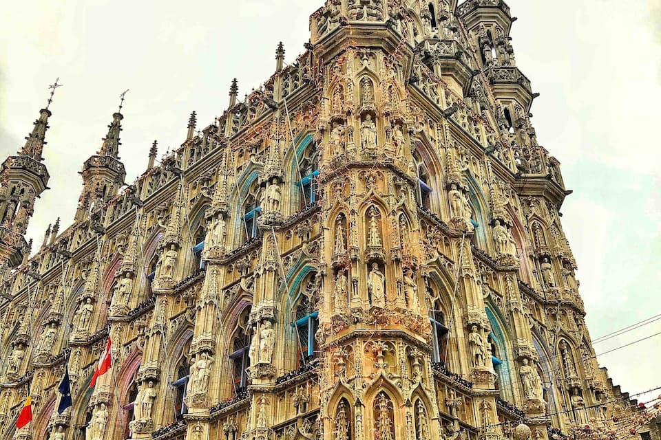 Une cathédrale de style gothique, ornée de sculptures complexes en pierre et dotée de nombreuses flèches.