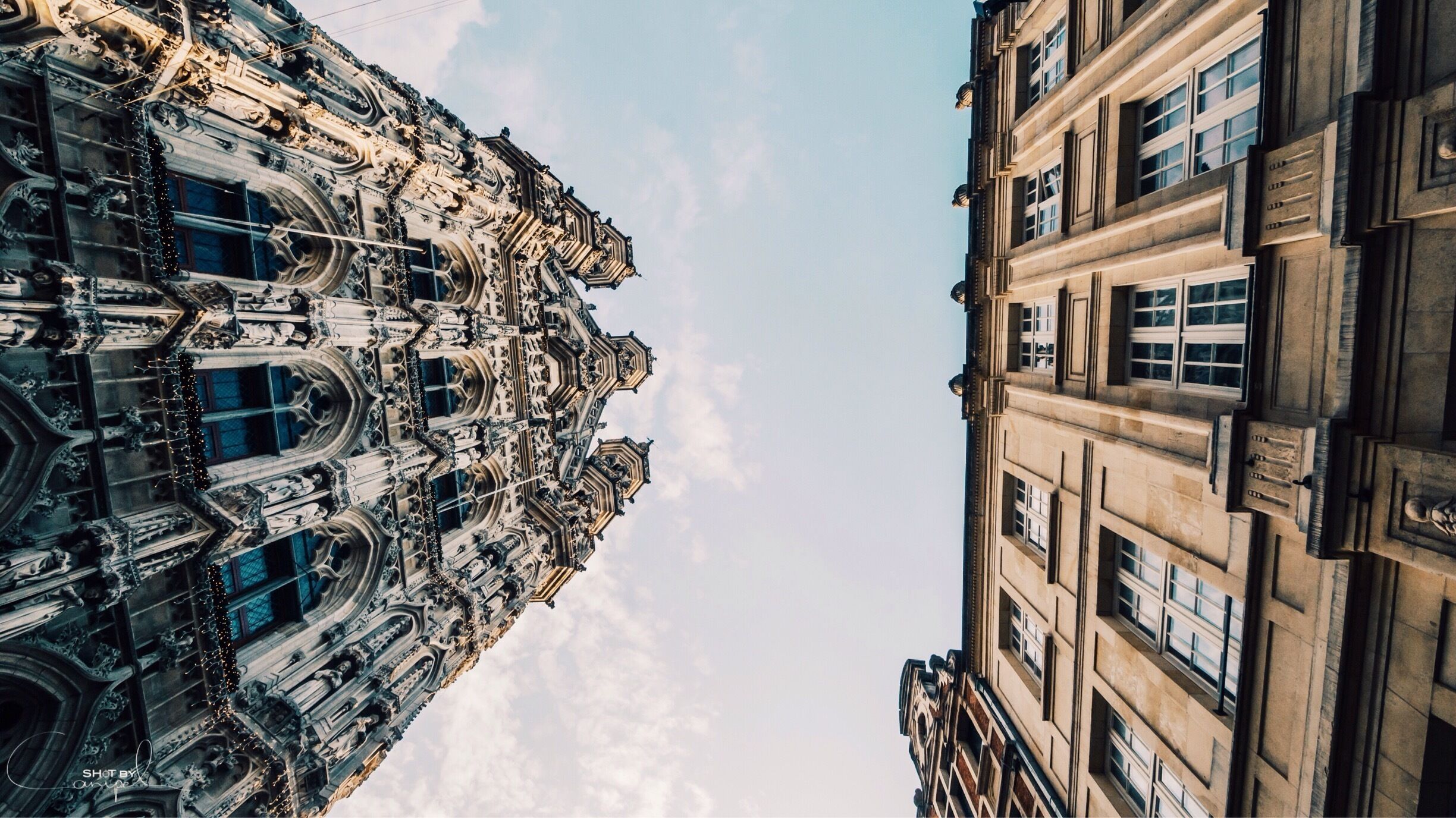 Between different styles 🙃 beautiful architecture in the city of Louvain. #troveon #architecture #louvain #cityscape #UrbanJungle