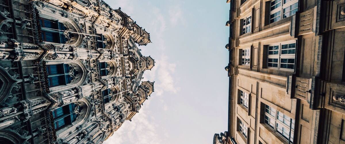 Between different styles 🙃 beautiful architecture in the city of Louvain. #troveon #architecture #louvain #cityscape #UrbanJungle