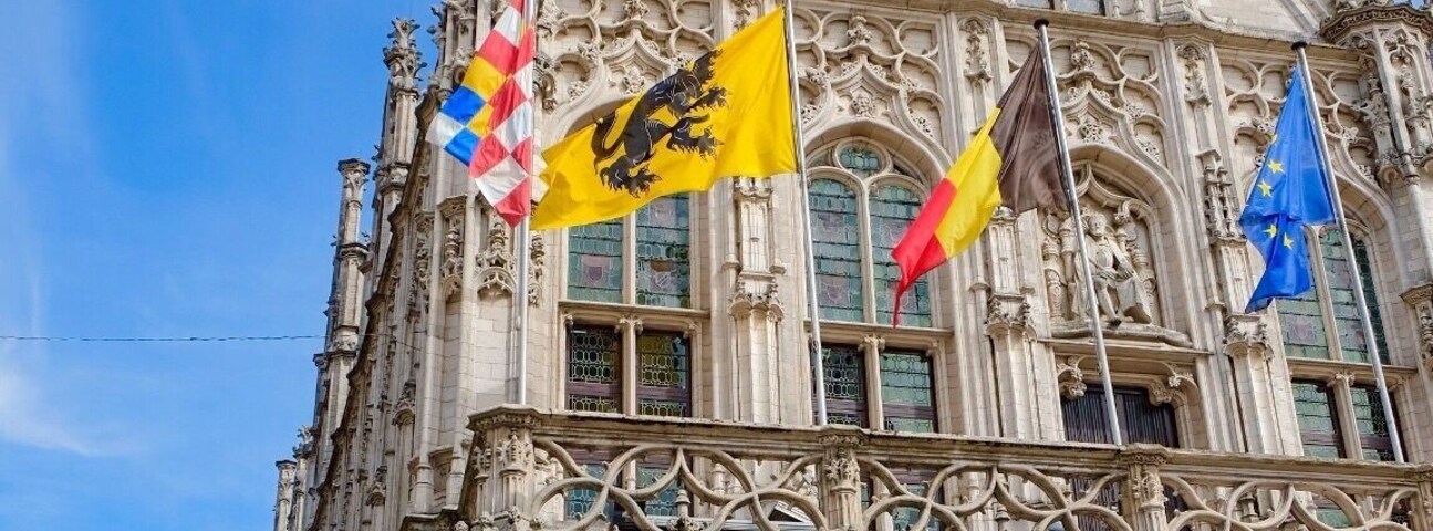 Mechelen is a beautiful old town just 25 km outside of Antwerp and Brussels. In this picture you see the Town Hall which dates back from the 14th century.
#Mechelen #Belgium #Flanders