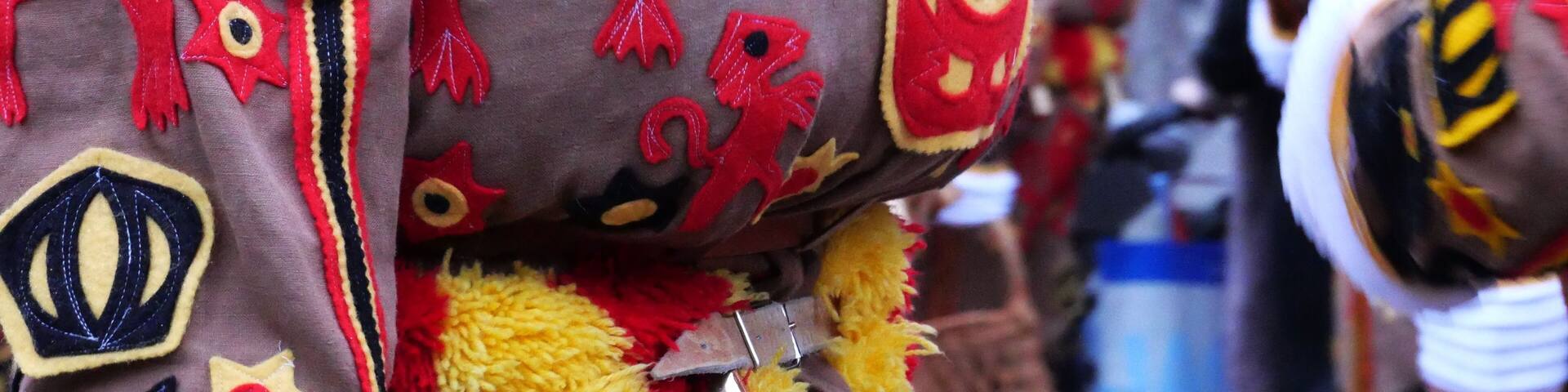 Détail d'une ceinture à clochettes d'un gille du carnaval de Binche, folklore wallon (Belgique), patrimoine immatériel de l'humanité