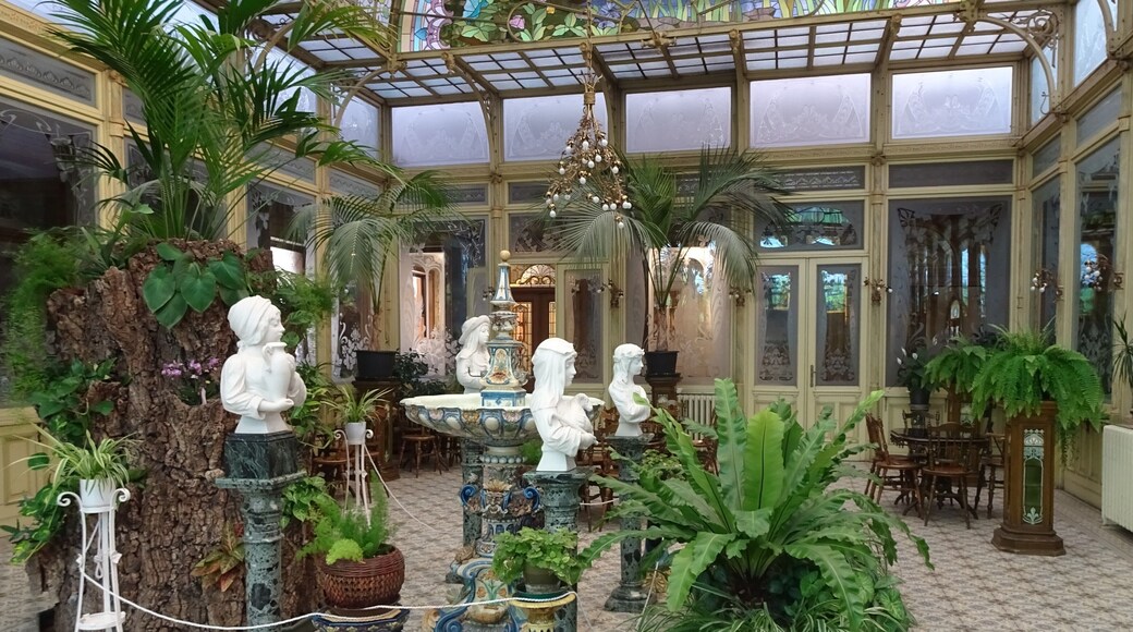 A (hidden) Art Nouveau gem.
In 1841 the Ursuline nuns started a school for young girls (from rich families) in Onze-Lieve-Vrouw-Waver. Pretty soon after its establishment, the Ursuline Institute gained international fame. Around the turn of the century almost a quarter of the students in this renowned boarding school were of foreign origin.
In 1900 the institute built a beautiful winter garden in Art Nouveau. The architect is (still) unknown. The winter garden served as a reception room for the visitors of the hundreds of girls living in the boarding school. https://visit.mechelen.be/en/wintertuin
Art Nouveau (or Jugendstil) is an art movement that was popular in various places in Europe between 1890 and 1914, mainly as a reaction to form-blurring impressionism. The movement experienced a short but intense flowering period, which mainly expanded during the Belle Epoque. #Architecture #LocalSecrets #Trovember