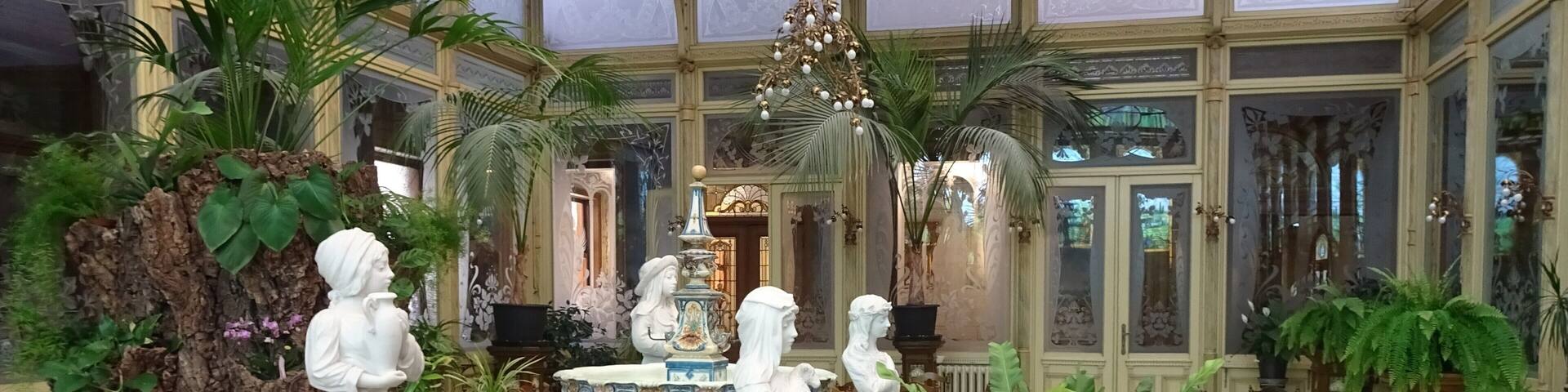 A (hidden) Art Nouveau gem.
In 1841 the Ursuline nuns started a school for young girls (from rich families) in Onze-Lieve-Vrouw-Waver. Pretty soon after its establishment, the Ursuline Institute gained international fame. Around the turn of the century almost a quarter of the students in this renowned boarding school were of foreign origin.
In 1900 the institute built a beautiful winter garden in Art Nouveau. The architect is (still) unknown. The winter garden served as a reception room for the visitors of the hundreds of girls living in the boarding school. https://visit.mechelen.be/en/wintertuin
Art Nouveau (or Jugendstil) is an art movement that was popular in various places in Europe between 1890 and 1914, mainly as a reaction to form-blurring impressionism. The movement experienced a short but intense flowering period, which mainly expanded during the Belle Epoque. #Architecture #LocalSecrets #Trovember