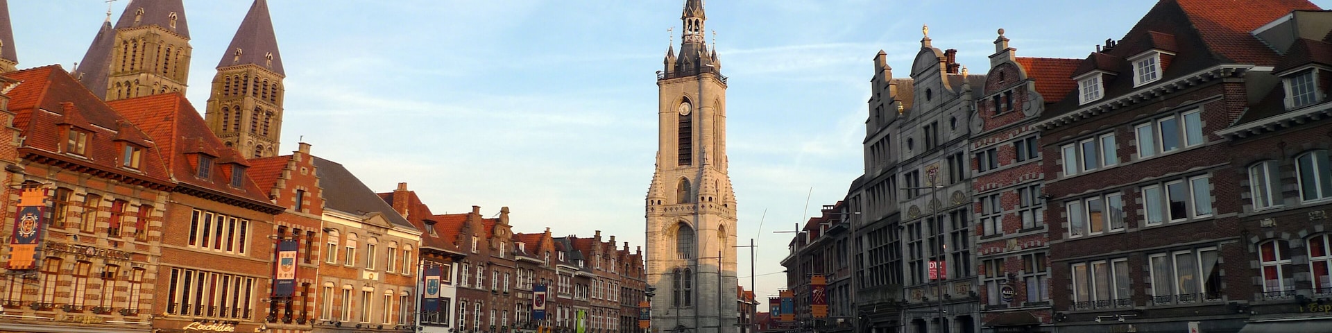 DORNICK, Main Square / DOORNIK in het Nederlands