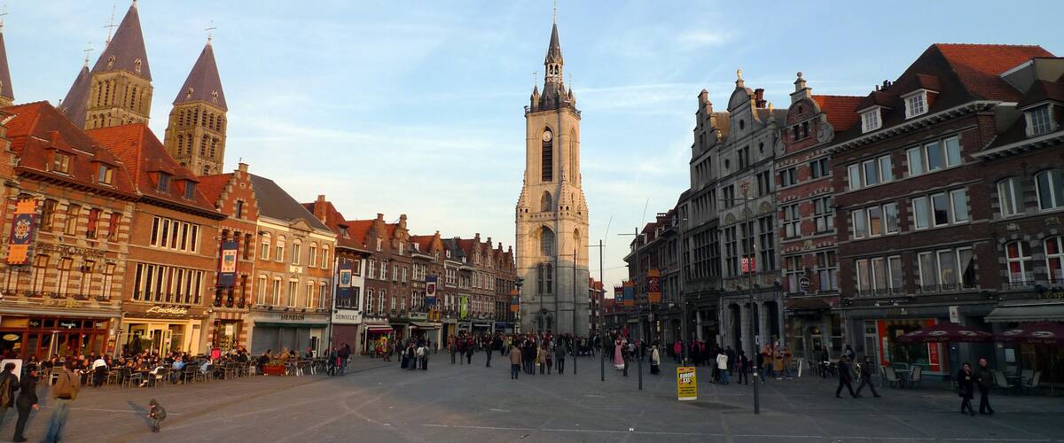 DORNICK, Main Square / DOORNIK in het Nederlands