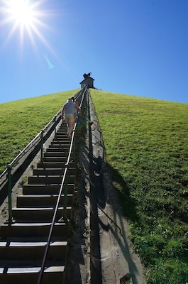 Steps to the monument.