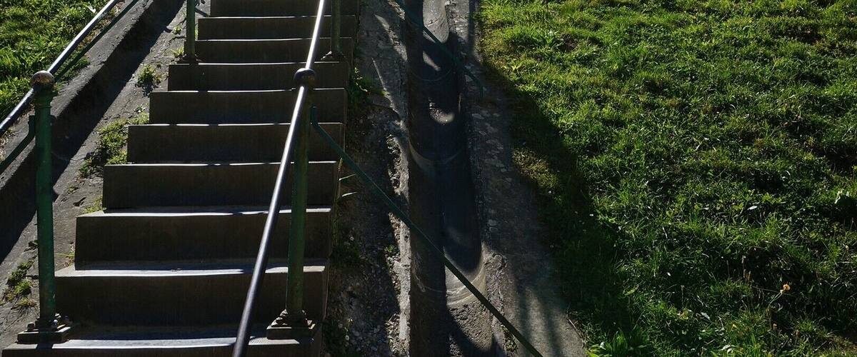 Steps to the monument.