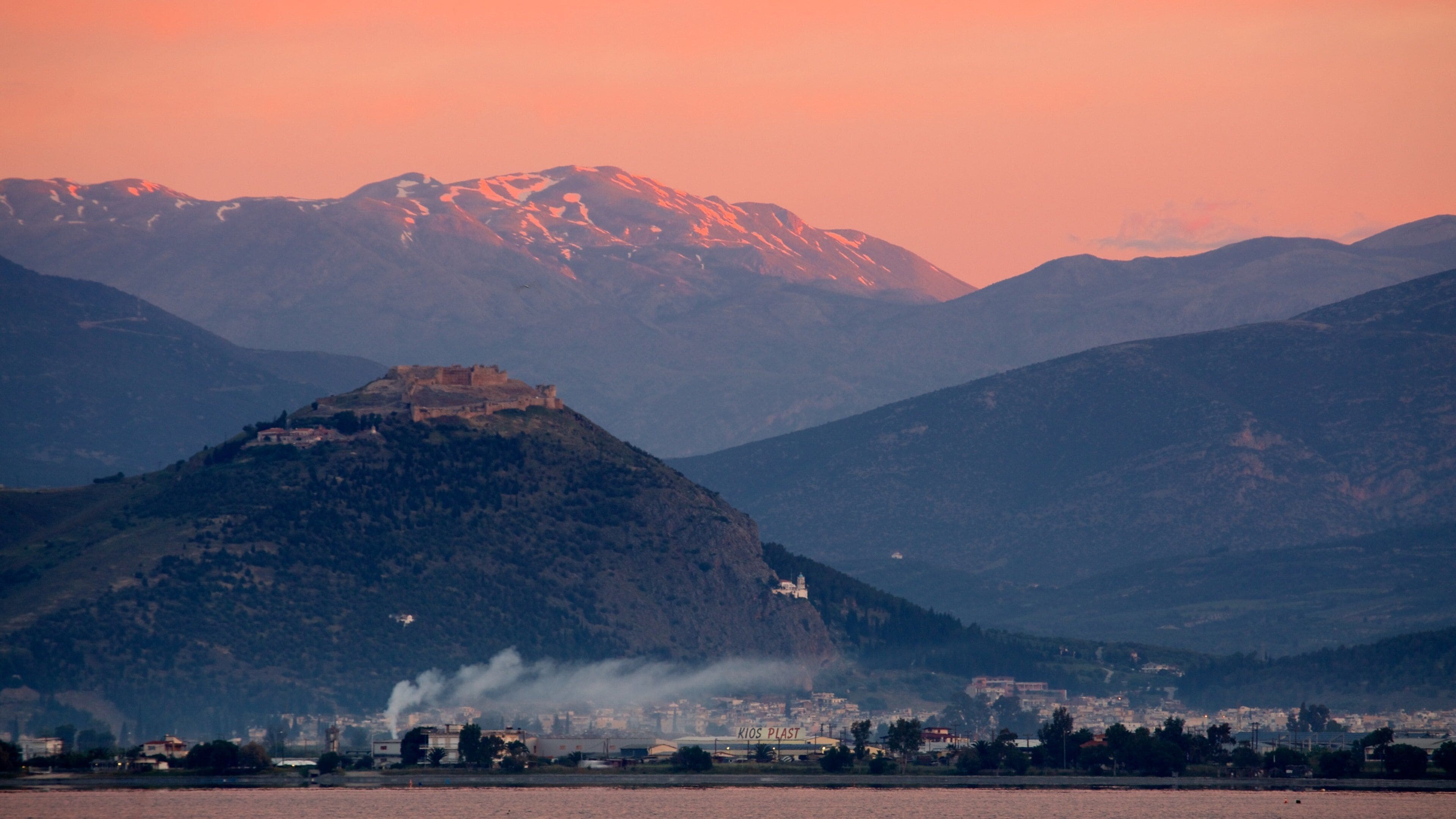 Nafplio som viser solnedgang og fjell