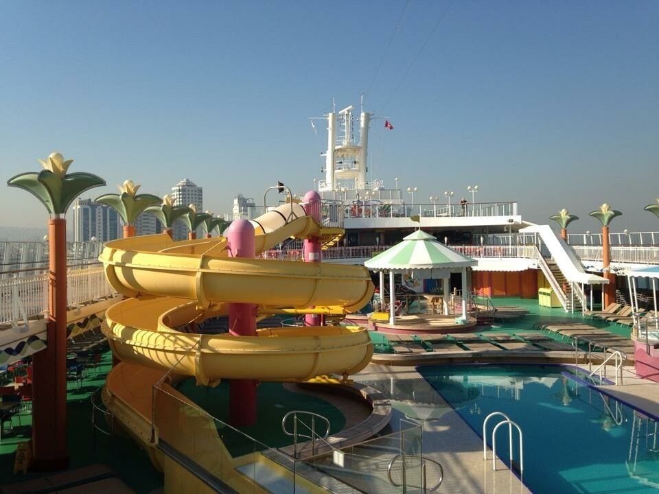 Water park onboard NCL Jade cruise ship 🏊🏼‍♀️🛳 docked in Piraeus, Greece 🇬🇷 