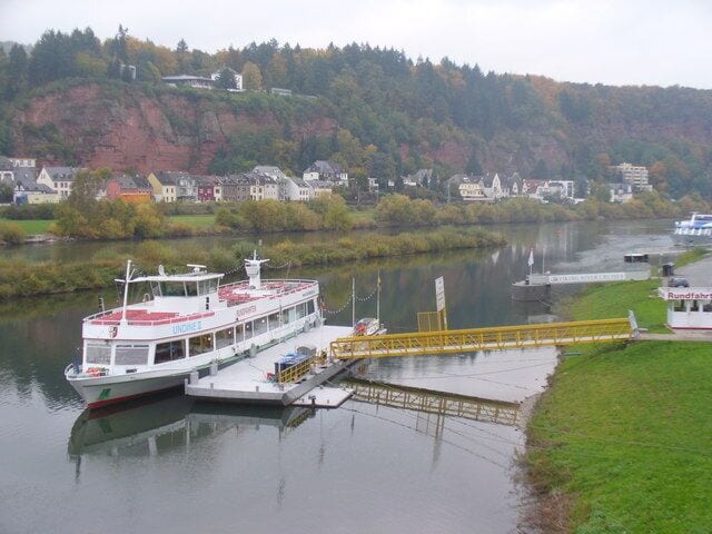 Schiffanlegestelle am Zurlaubener Ufer (Moorings on the Zurlauben Riverbank)