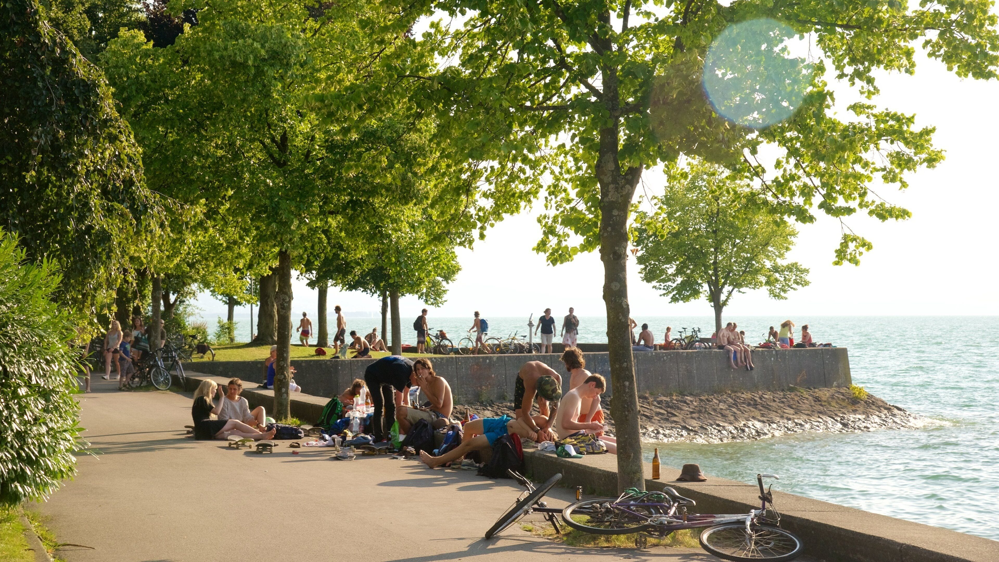 Lindau mostrando litoral acidentado assim como um grande grupo de pessoas