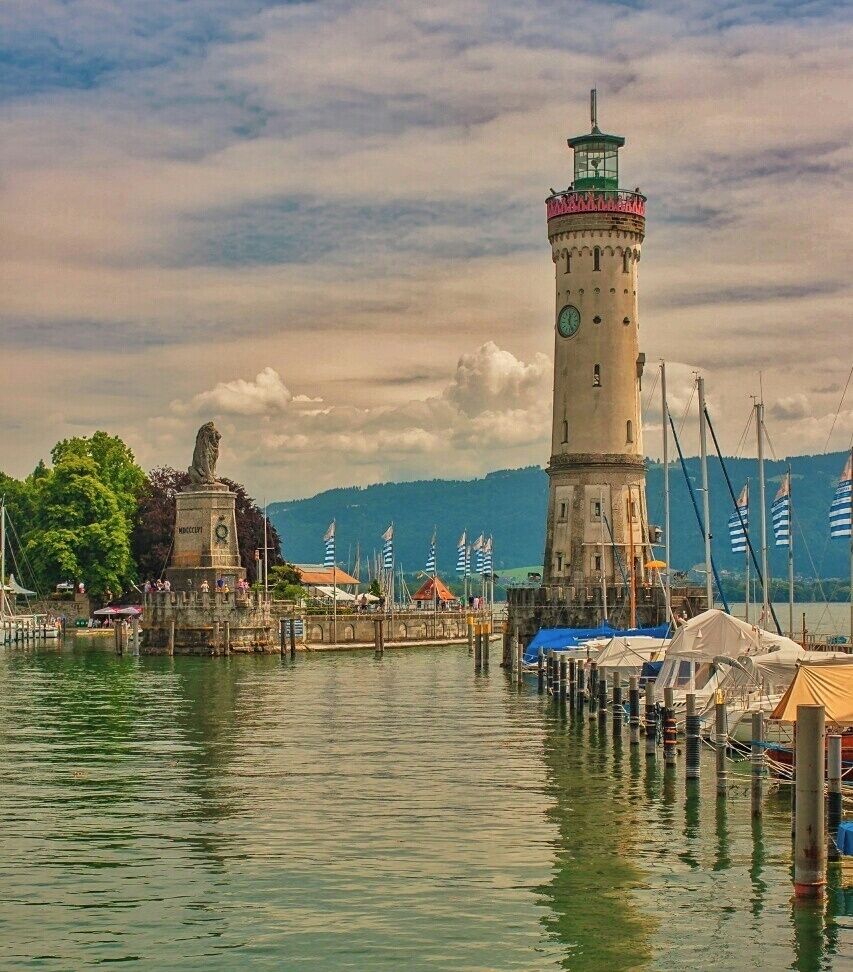 Un faro, una estatua y un puerto con barcos.