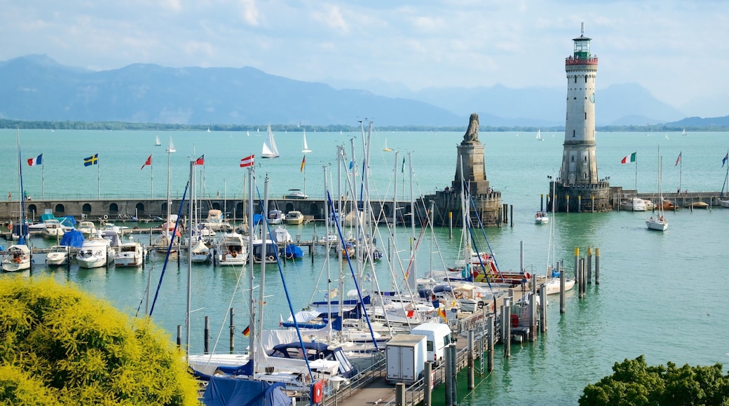 Baden-Wuerttemberg ofreciendo una marina, un faro y una bahía o puerto