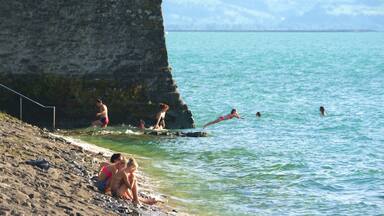 Lindau welches beinhaltet schroffe KĂŒste sowie kleine Menschengruppe