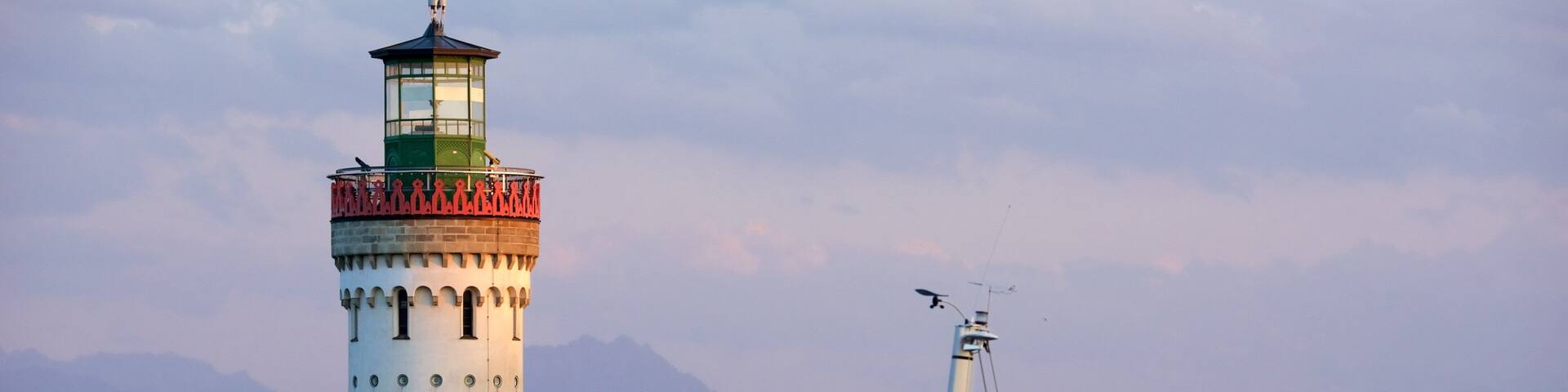 Baden-Württemberg som omfatter en bugt eller havn, et fyrtårn og en solnedgang