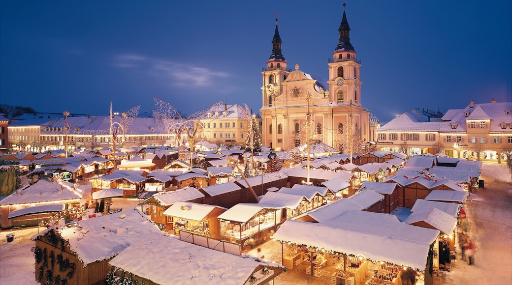 Ludwigsburg presenterar en stad, marknader och en kyrka eller katedral