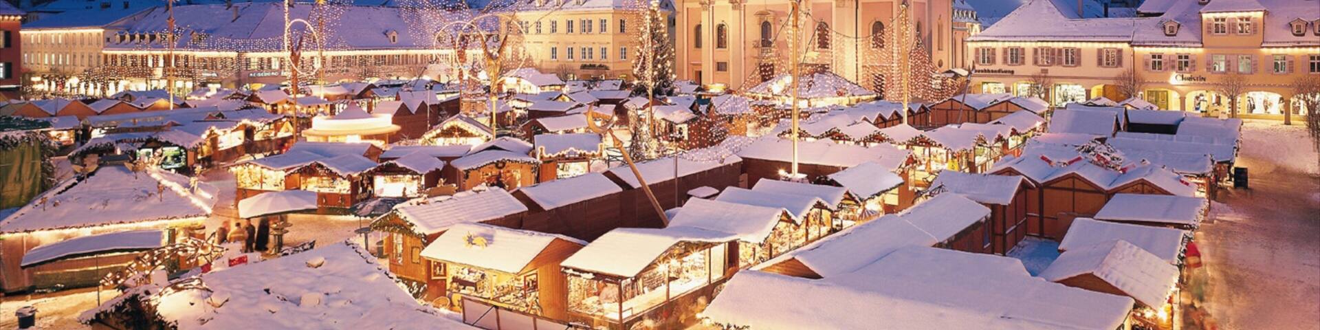 Ludwigsburg mostrando un parque o plaza, nieve y una iglesia o catedral