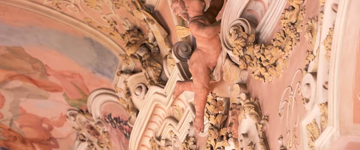 ลุดวิกส์บูร์ก เนื้อเรื่องที่ ปราสาทหรือพระราชวัง และ การตกแต่งภายใน