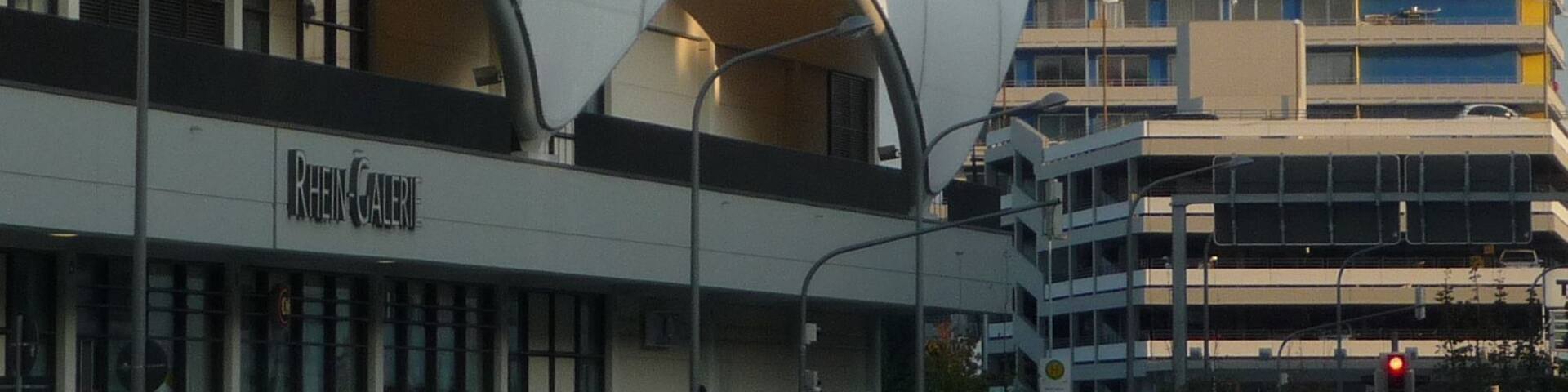 Rhein-Galerie und Zollhofhochhaus