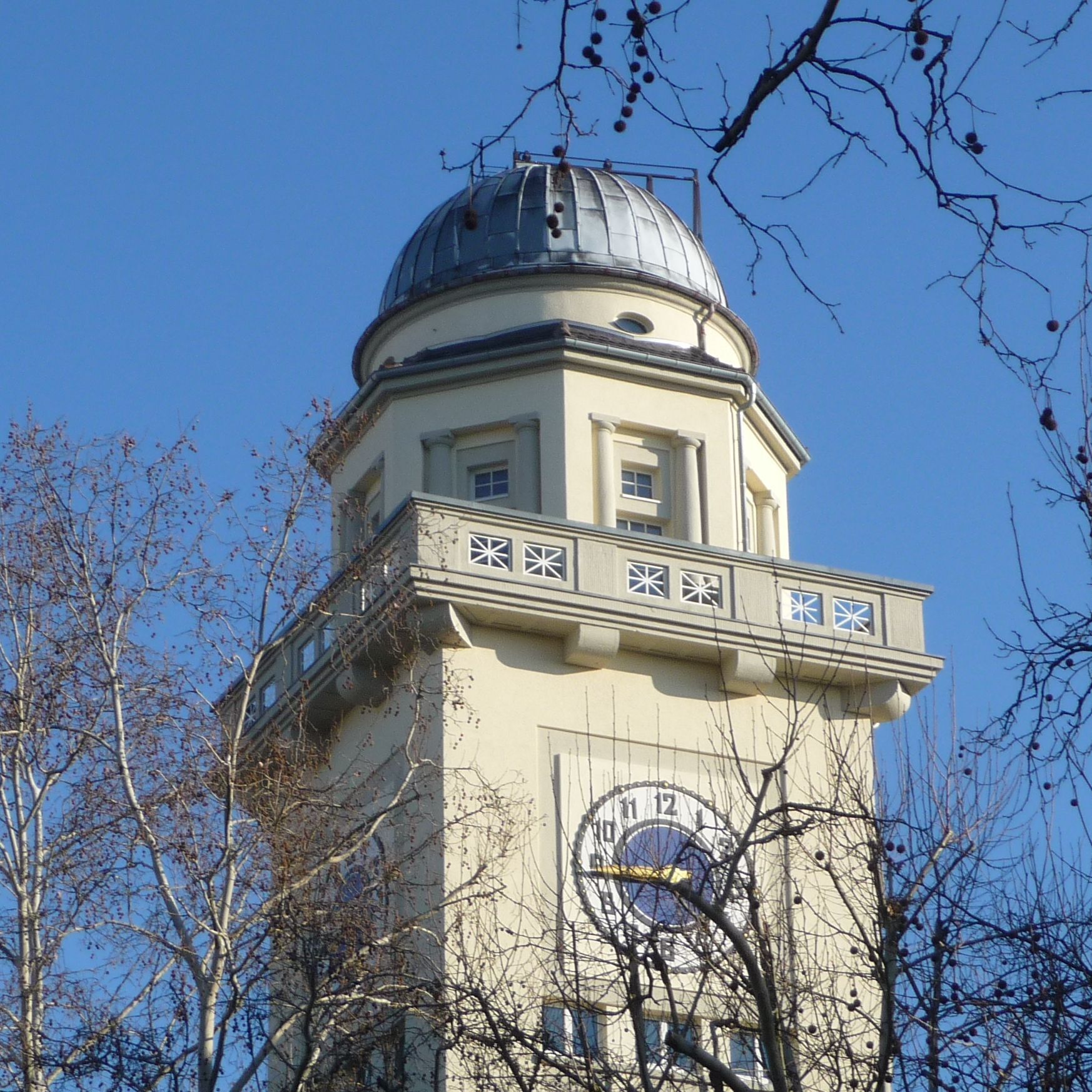 Die Sternwarte der Berufsschule wurd 1920 auf Anregung des Chemikers Friedrich Lux gebaut.