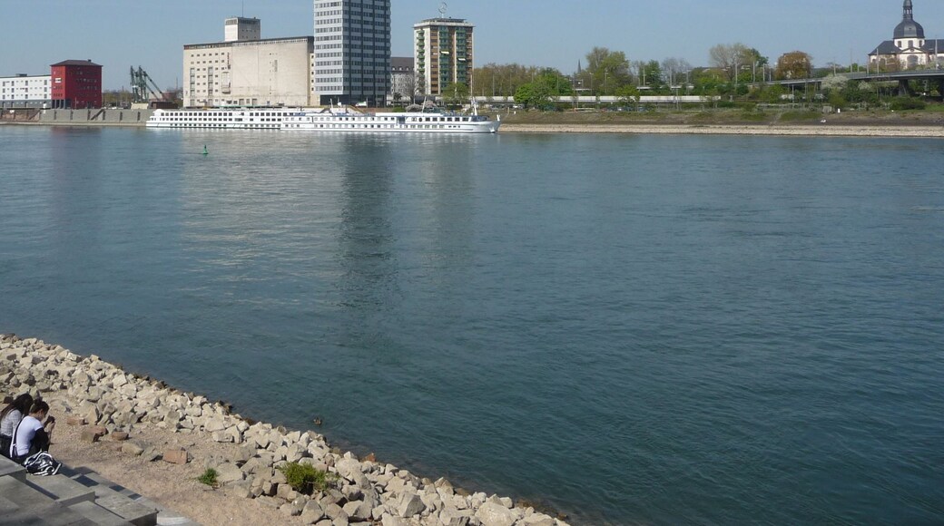 Hafenanlage und große Schiffe