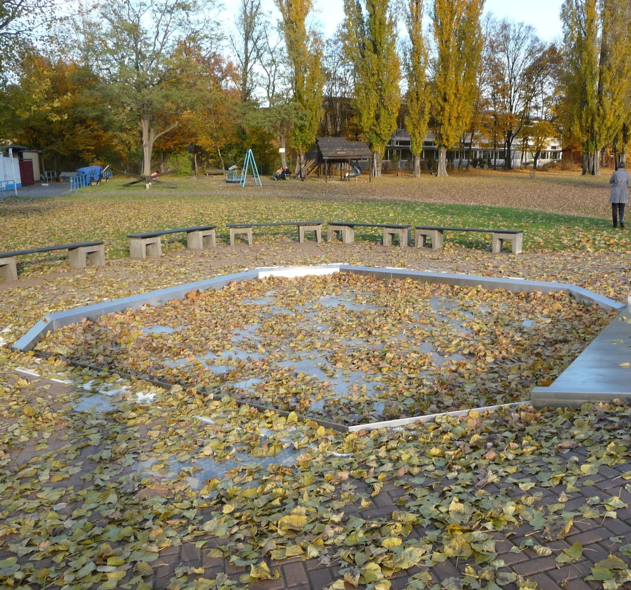 Planschbecken im Herbst