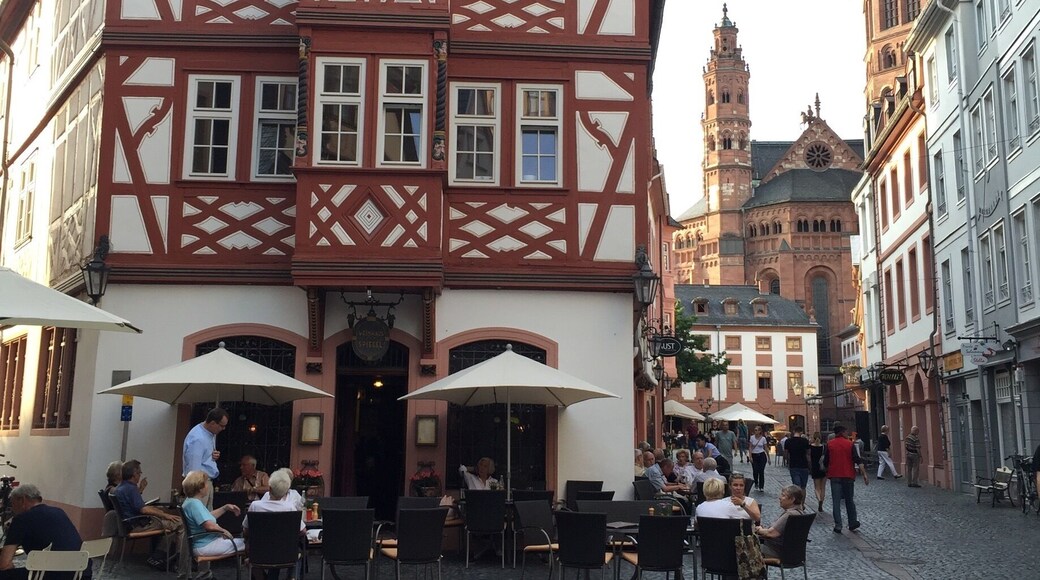 Nice street to eat good italian food.