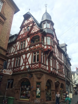Ein traditionelles Fachwerkhäuschen mit einem markanten Turm und einem Schild mit der Aufschrift "HUSSEL".
