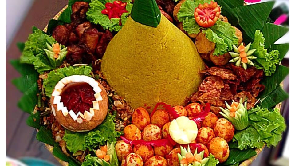Tumpeng is a cone-shaped rice dish like mountain with its side dishes (vegetables and meat). Traditionally featured in the ceremony, the cone shape of rice is made by using cone-shaped woven bamboo container. It's the National dish of Indonesia. 🚩