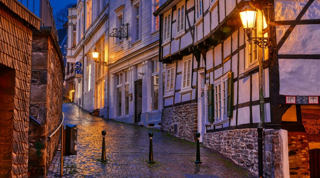 Historische Gasse und Fassaden in der Altstadt von Velbert Langenberg
