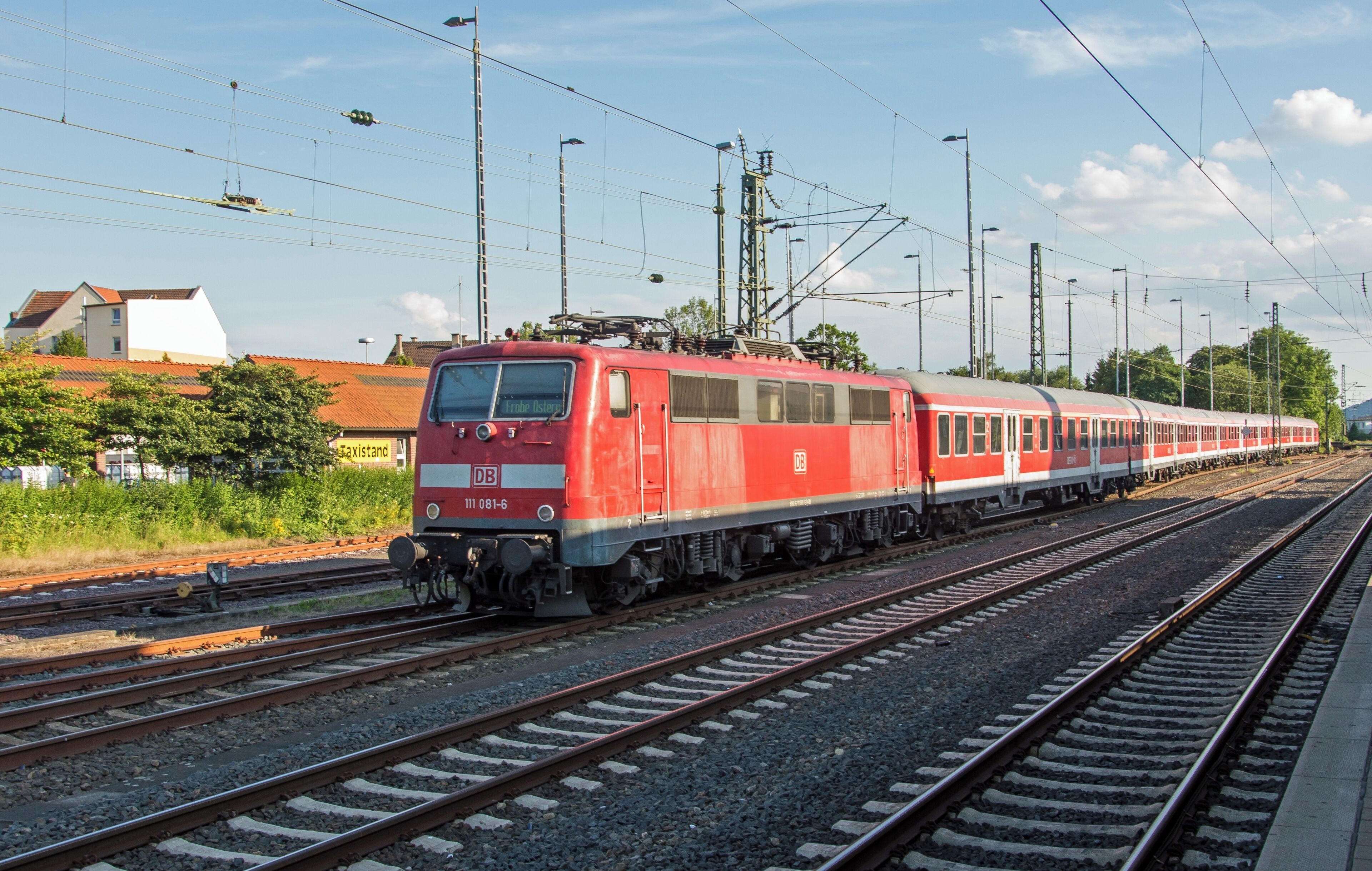 Heel apart....op Minden Hbf staat DB 111 081 op 12/07/2014 met op het routebord Frohe Ostern...staat hij al zolang stil of is de machinist het (paas)haasje?