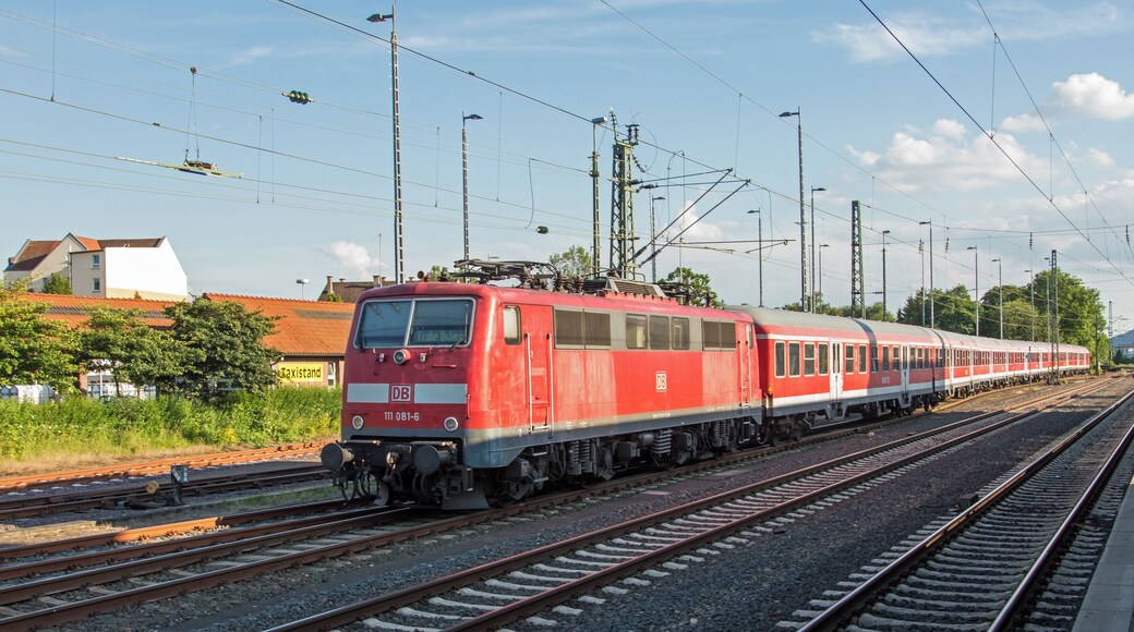 Heel apart....op Minden Hbf staat DB 111 081 op 12/07/2014 met op het routebord Frohe Ostern...staat hij al zolang stil of is de machinist het (paas)haasje?