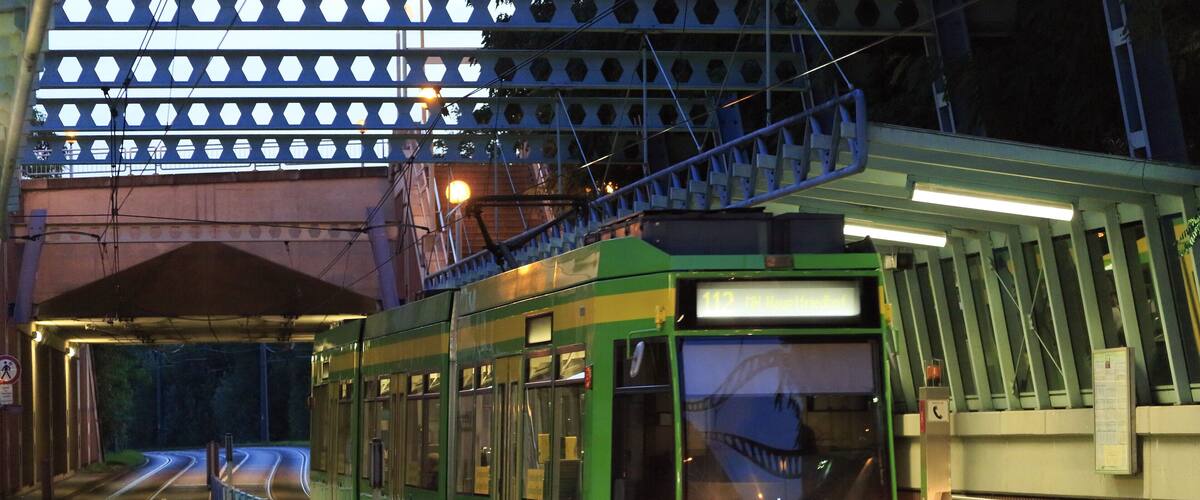 Der Zug der Linie 112 verkehrt von Sterkrade Neumarkt nach Mülheim Hbf, Nachschuss. Der Wagen 208 ist einer von nur sechs Triebwagen der STOAG Stadtwerke Oberhausen.