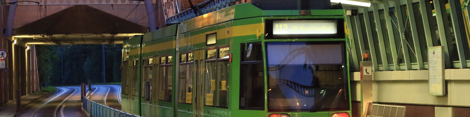 Der Zug der Linie 112 verkehrt von Sterkrade Neumarkt nach Mülheim Hbf, Nachschuss. Der Wagen 208 ist einer von nur sechs Triebwagen der STOAG Stadtwerke Oberhausen.