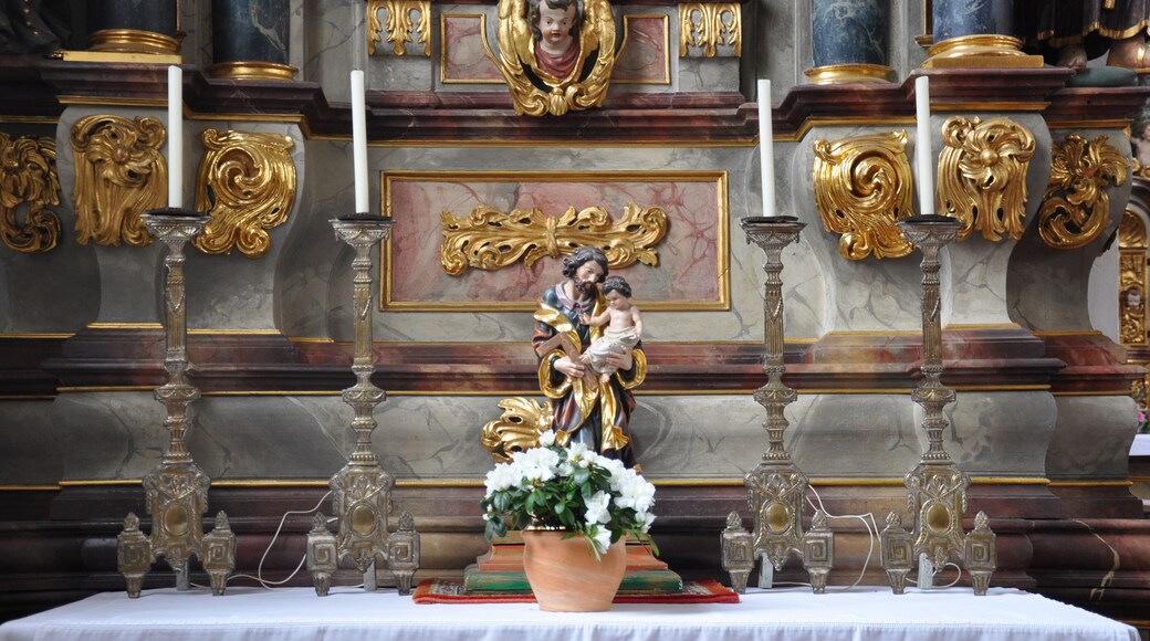 Wangen im Allgäu, Spitalkirche Heilig Geist, linker Seitenaltar, Mensa mit Figur "Hl. Josef mit Kind" und Altarleuchtern (Silberblech auf Holzkern, 18./19. Jh.)