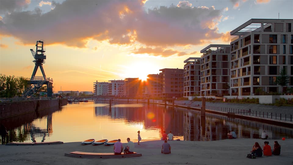 Offenbach am Main mostrando una bahía o un puerto y un atardecer y también un pequeño grupo de personas