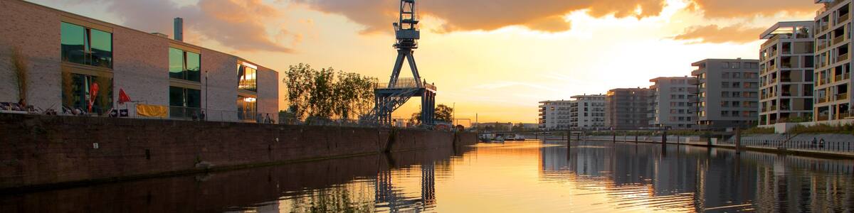 Offenbach-sur-le-Main qui includes coucher de soleil et baie ou port