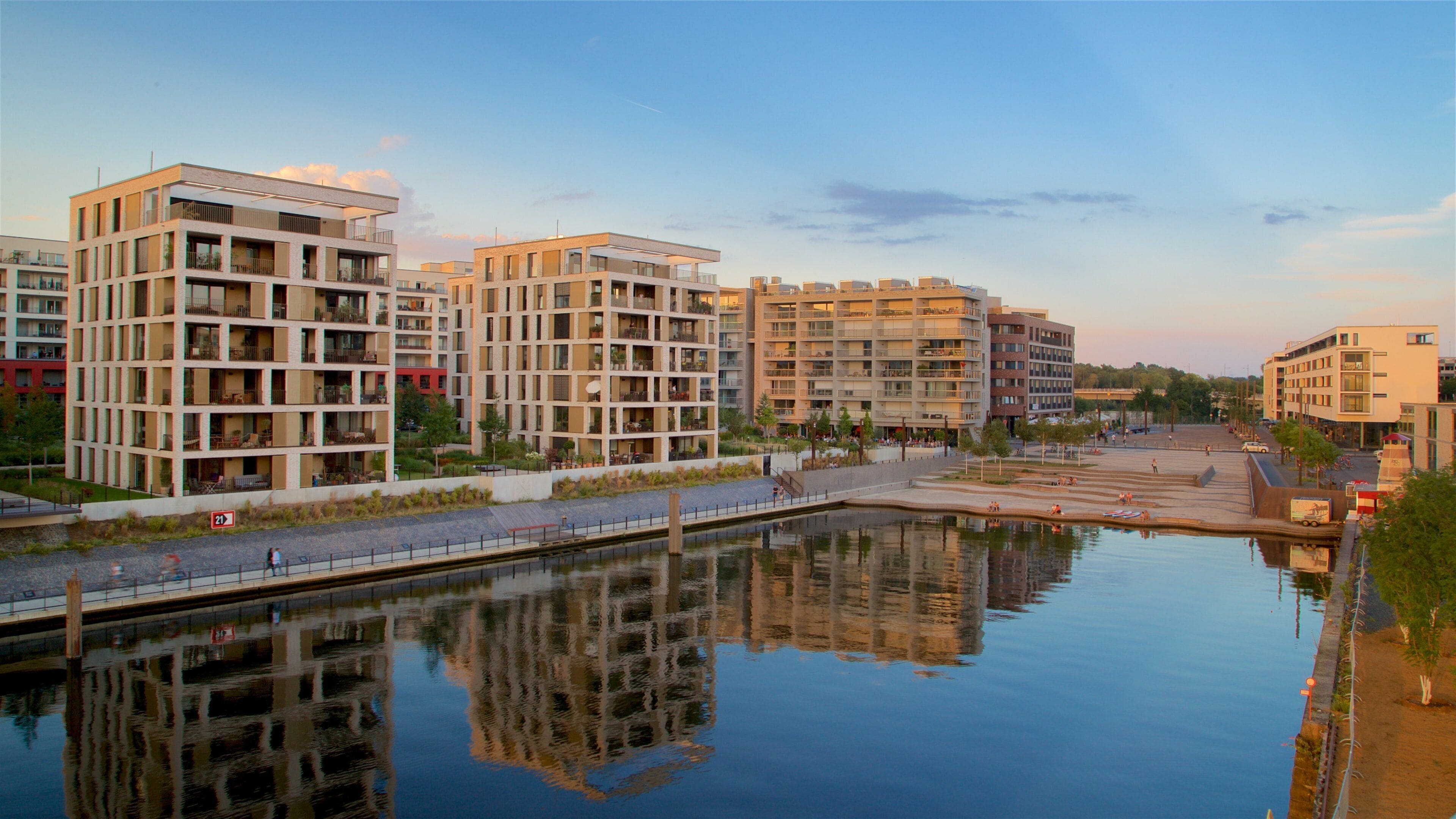 Offenbach am Main mostrando un lago o espejo de agua, una ciudad y un atardecer
