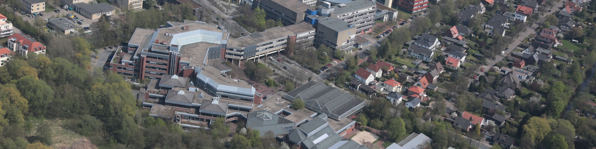 Fotoflug von Nordholz-Spieka nach Oldenburg und Papenburg This photo was taken by Alchemist-hp. If you use one of my photos, an email (account needed) or a message or direct to: my email account would be greatly appreciated. Please note the license terms. Other licensing terms can get discussed, too. This file is copyrighted and has been released under a license which is incompatible with Facebook's licensing terms. It is not permitted to upload this file to Facebook.
