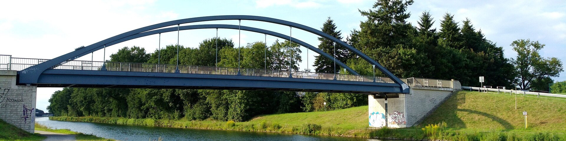 Die Straßenbrücke "To Pye" über den Stichkanal Osnabrück, ungefähr bei Kanalkilometer 9,0, Blickrichtung Nord-West.