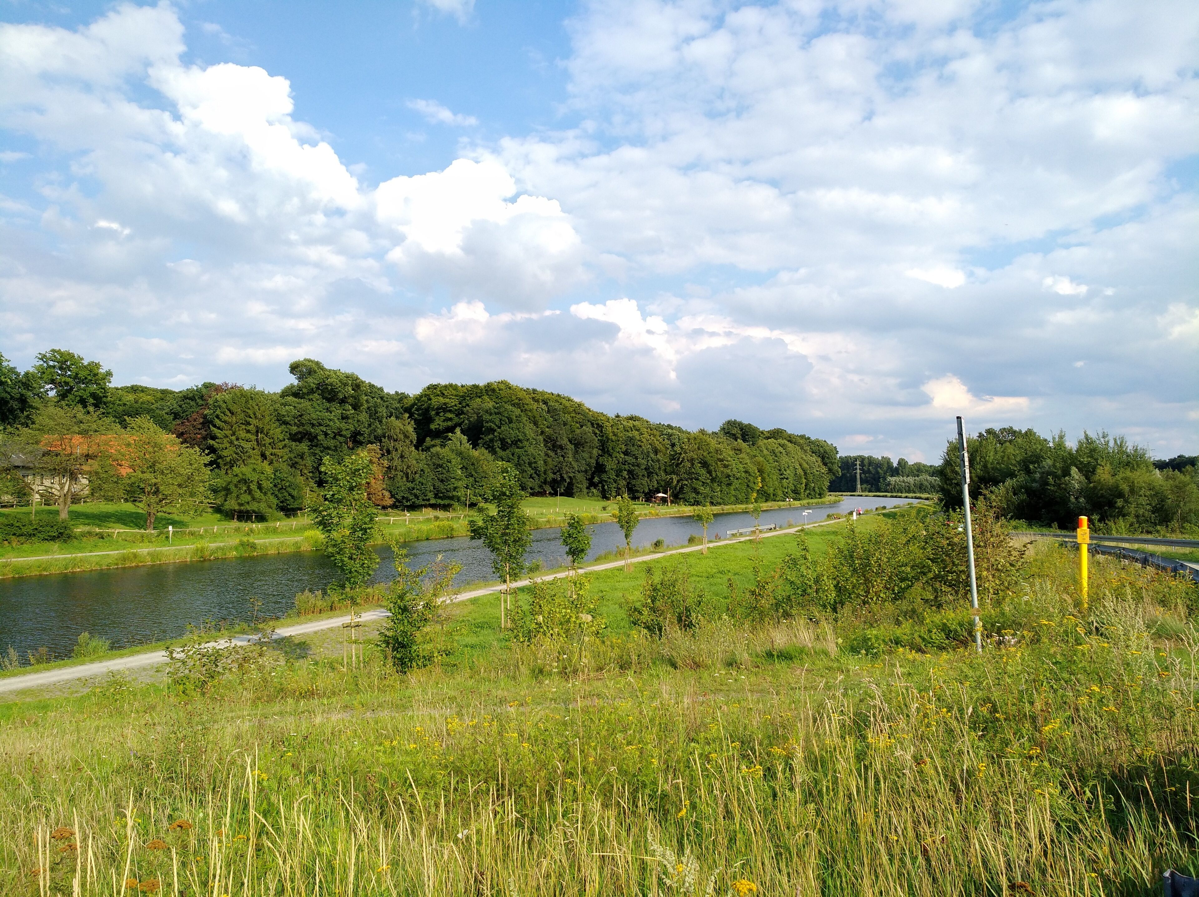 Der Stichkanal Osnabrück nahe der Straßenbrücke "To Pye", ungefähr bei Kanalkilometer 9,0, Blickrichtung Süd-Ost.
